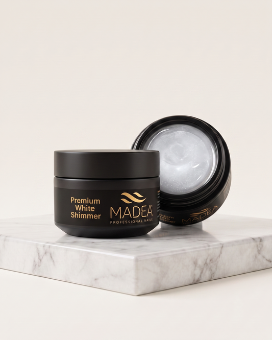 Gel costruttore Premium White Shimmer Madea da 15 ml, tonalità bianca con riflessi shimmer, autolivellante a densità medio/alta